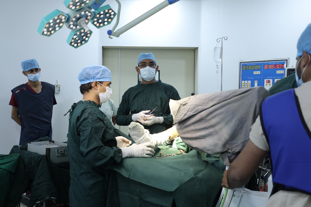 Dr. Girish Gupta - Best joint replacement surgeon in Indore at RK Hospital